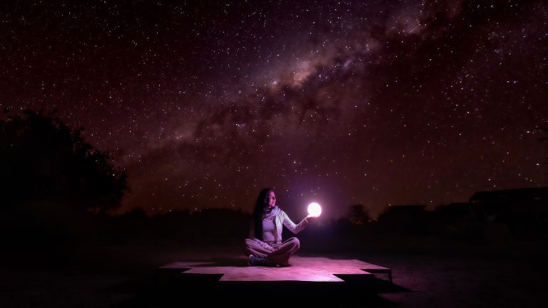 Viajante posando par astrofotografia no Deserto do Atacama.