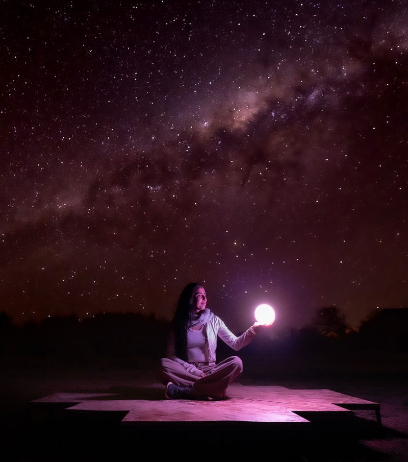 Viajante posando par astrofotografia no Deserto do Atacama.