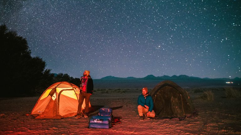 Viajantes acampados no Deserto de Atacama.