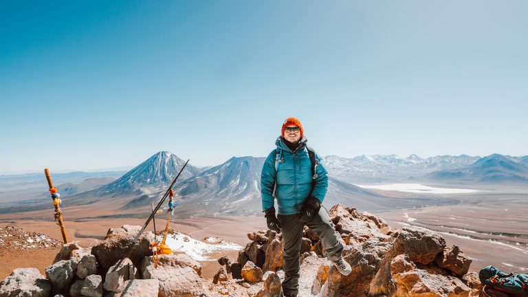 Viajante no cume do Cerro Toco no Deserto de Atacama