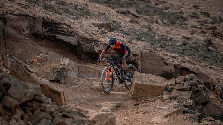 Viajante andando de bike em no valle de Catarpe No Deserto de Atacama