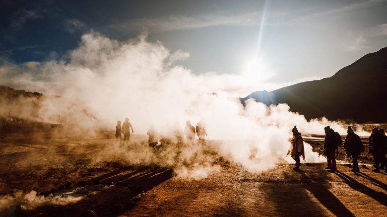 Pessoas no campo geotérmico Geyser el Tatio no Atacama