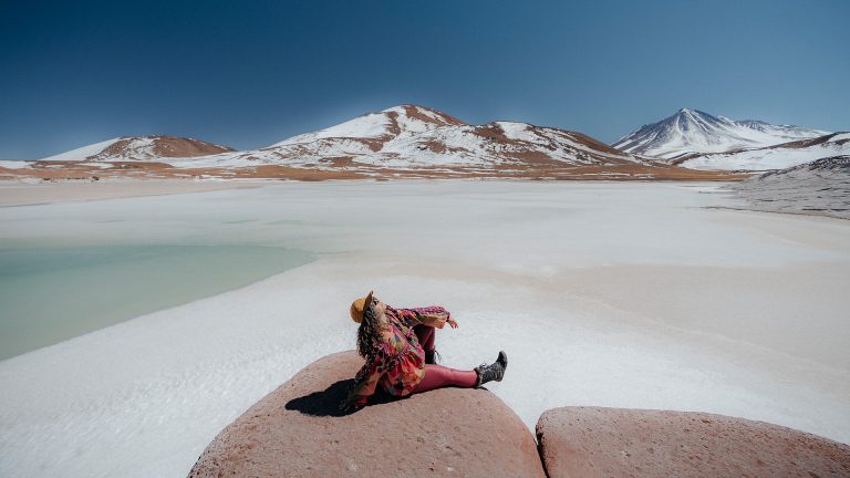 Viajante posando para foto no Mirante de Piedras Rojas no Atacama