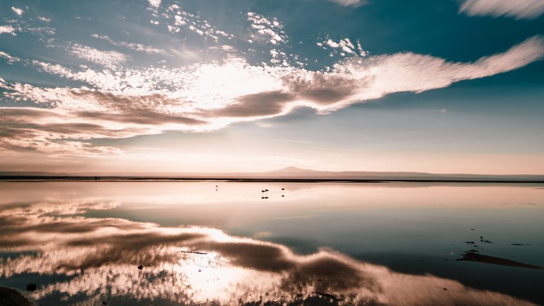 Pôr do sol na Laguna Chaxa na Reserva Nacional de los Flamingos no Deserto do Atacama.