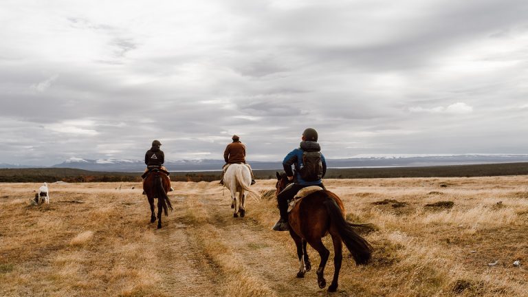 Viajantes cavalgando na Estancia Lago Pinto - Patagonia chilena