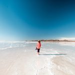 Mulher caminhando no salar de Uyuni alagado