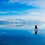Homem caminhando no salar de Uyuni alagado