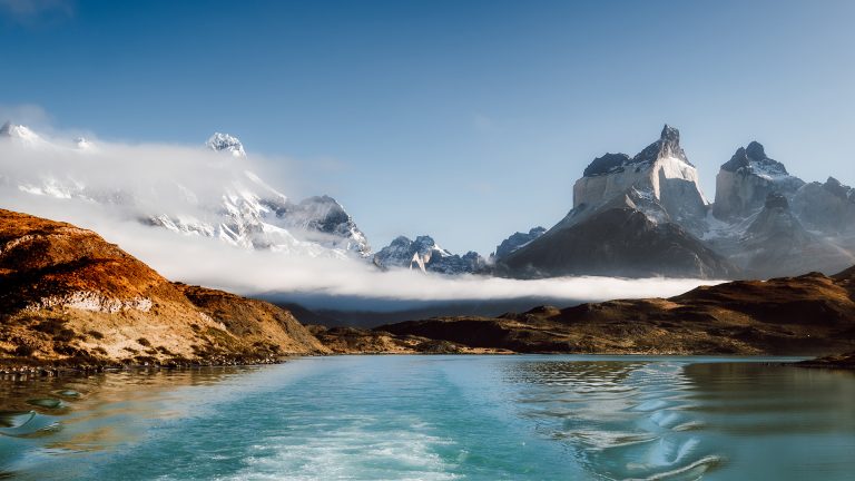 Vista dos Cuernos no Parque Nacional Torres del Paine na Navegação Pudeto